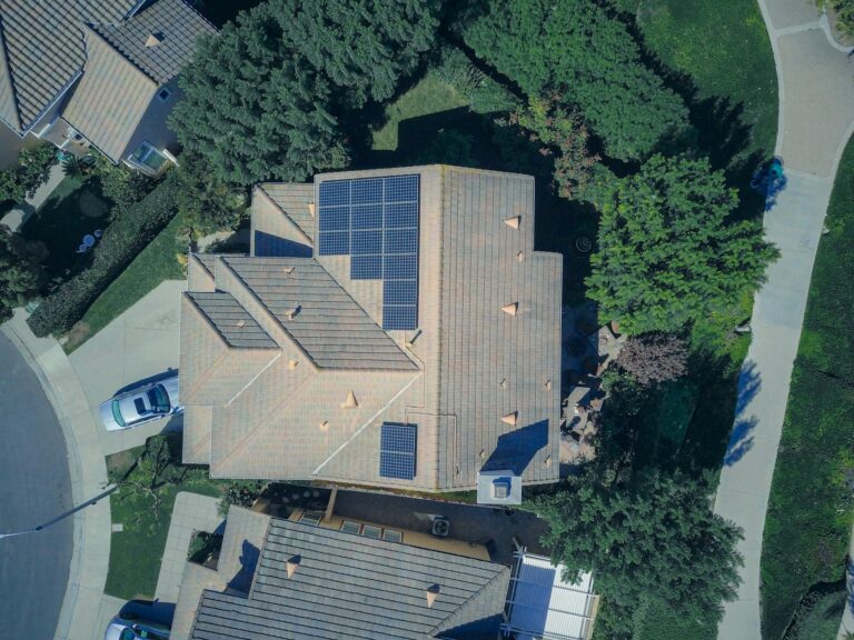 Kaip pasirinkti optimalų saulės elektrinės dydį privačiam namui: išsamus skaičiavimo vadovas su praktiniais pavyzdžiais