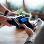 NFC technologija kasdienėje veikloje nuo mokėjimų iki duomenų perdavimo