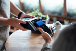 NFC technologija kasdienėje veikloje nuo mokėjimų iki duomenų perdavimo