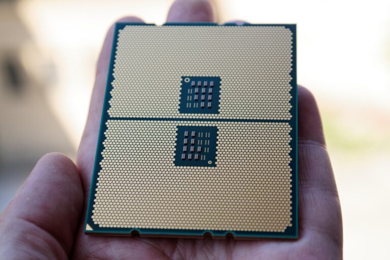 AMD Ryzen 9 9950X3D vs Intel Core Ultra 9