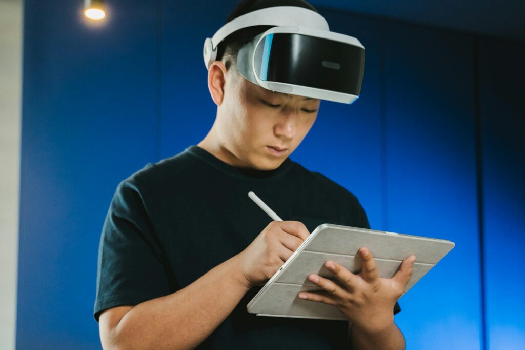 Augmented reality akiniai: Meta Orion vs Snap Spectacles