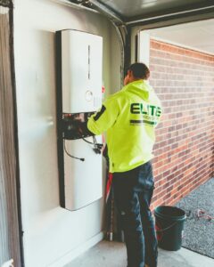 Namų akumuliatoriai: Tesla Powerwall 3 vs Huawei