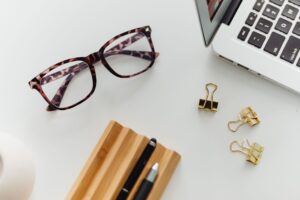 Ergonomiškos akinių kabliukai kompiuteriui