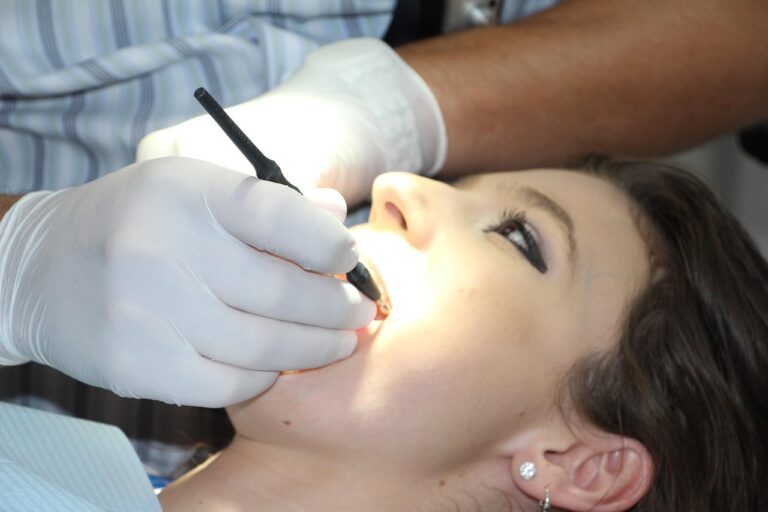 Kaip dirbtinis intelektas ir lazerinės technologijos keičia periodontologinį gydymą: Novatech gairės pacientams 2026 metams