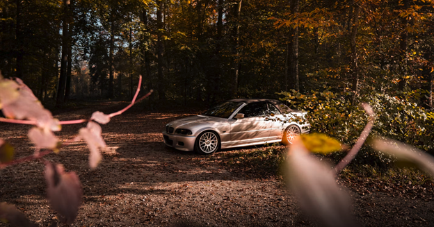 Šlapi keliai ir šaltos naktys: kada „BMW” automobiliui reikia daugiau priežiūros?