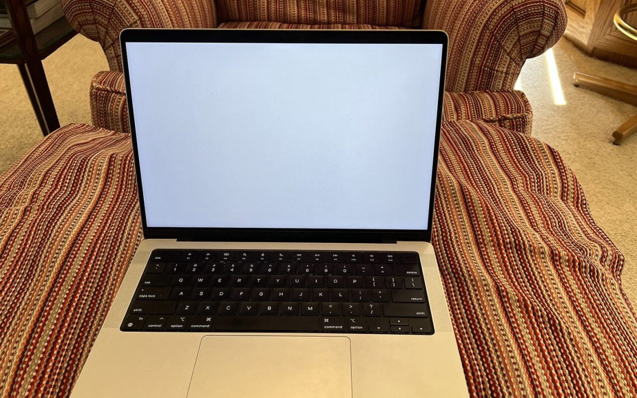 Apple pristatė perprojektuotą MacBook Pro: OLED jutiklinis ekranas, M5 Pro ir M5 Max lustai