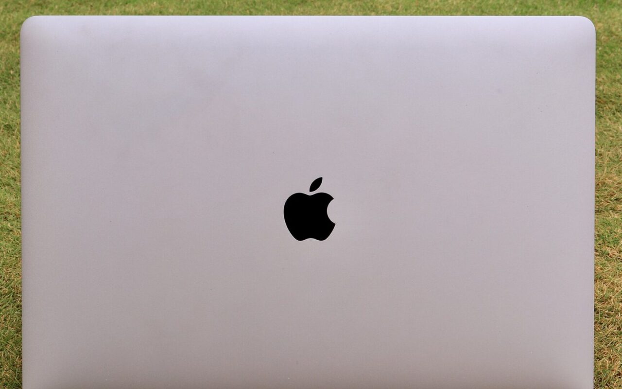 „Apple" pristato novatorišką „MacBook Pro" su „PROLED XDR" ekranu