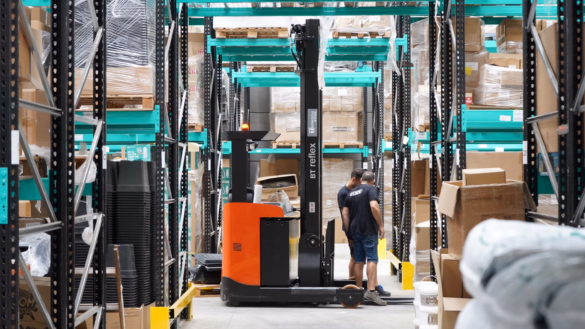 Daugiau nei 1 mln. Amazon robotų keičia sandėlių darbą: kaip tai paveiks žmones, dirbančius šalia jų