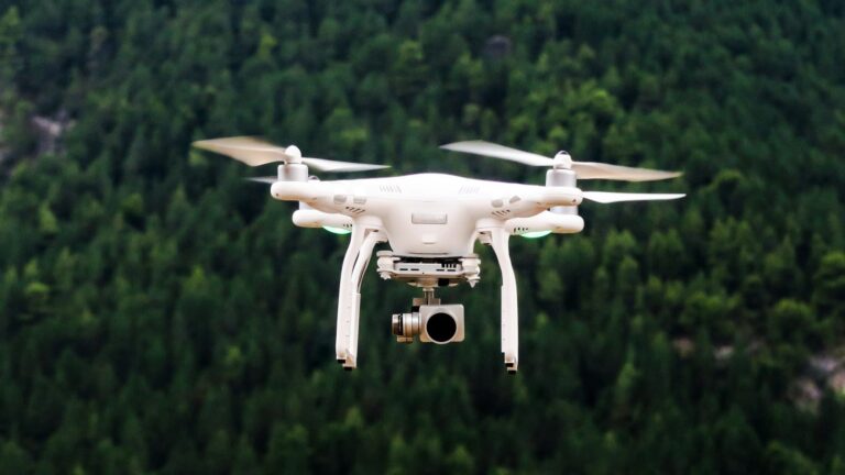 Dėl „Starlink“ apribojimų Ukrainos dronų daliniai neteko ryšio, Kyivas nesulaukė įspėjimo apie raketų smūgį