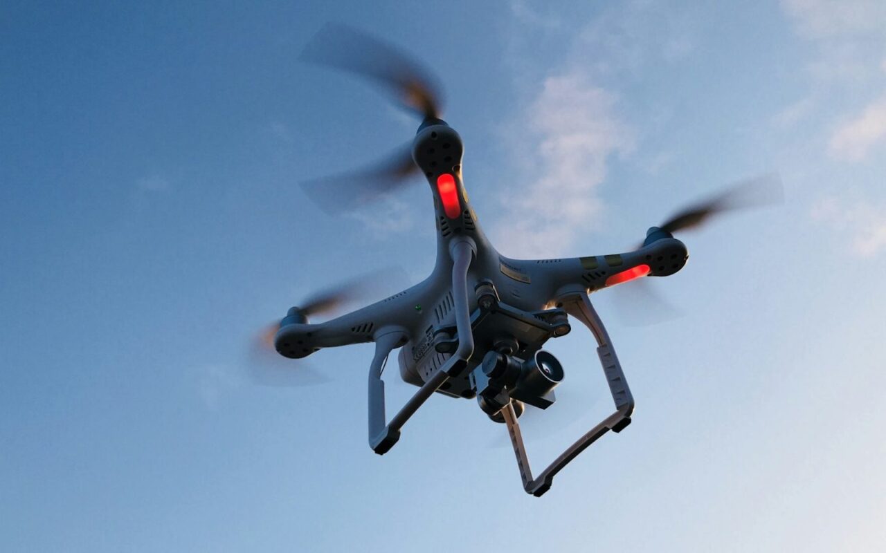 Juodojoje jūroje įtariami Rusijos dronai pirmą kartą smogė laivams NATO šalies teritoriniuose vandenyse